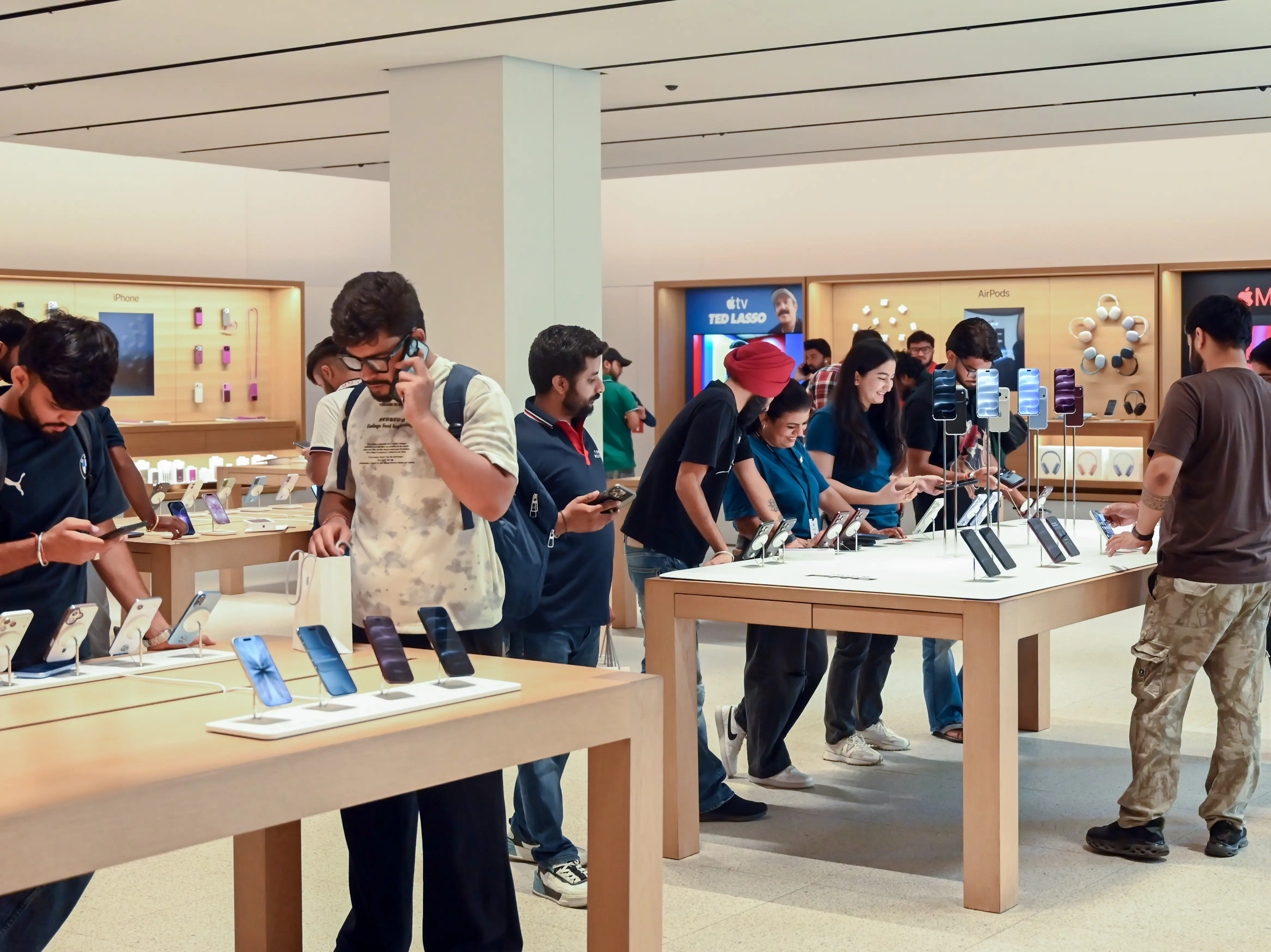 iPhone 18 hits India: Buyers spend lakhs as festive electronics prices climb iPhone 18 hits India: Buyers spend lakhs as festive electronics prices climb