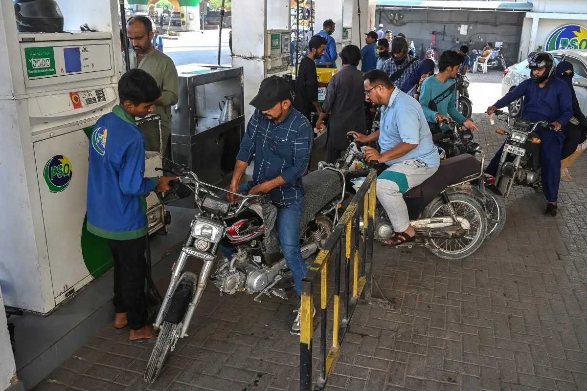 Fuel surge forces ‘lockdown’ measures: Pakistan orders early market closures to save energy