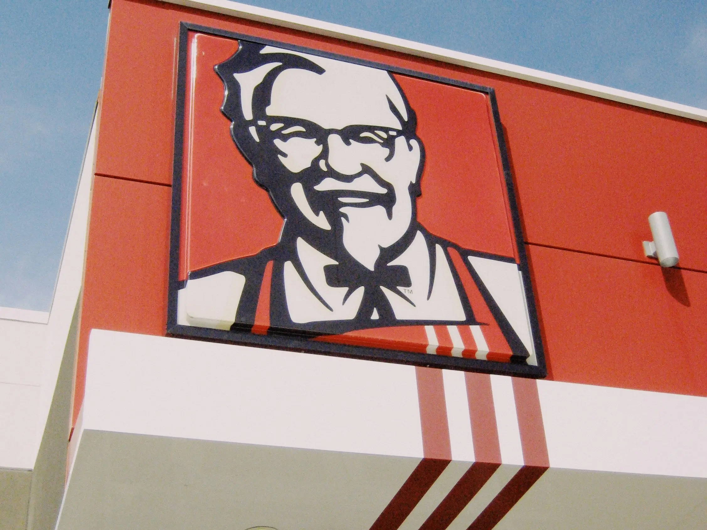 Baby boy born in KFC parking lot in England named after Colonel Sanders Baby boy born in KFC parking lot in England named after Colonel Sanders