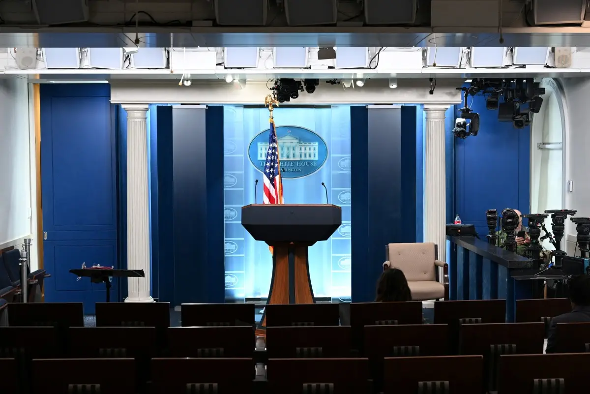 Trump's helipad event overshadowed by audio failure as major TV networks suspend pool coverage