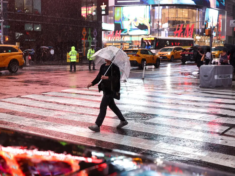 'Blockbuster' nor'easter develops an eye similar to hurricanes as warnings are issued