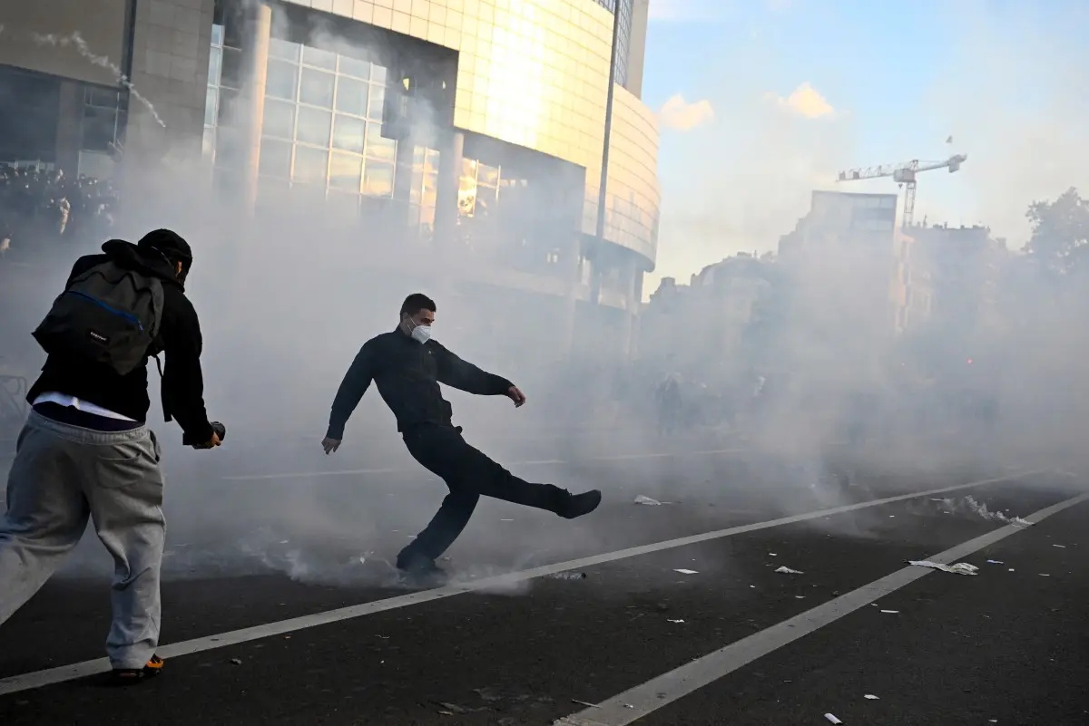 French students light European bonfire, protests erupt in Belgium, Italy & Greece | Gravitas