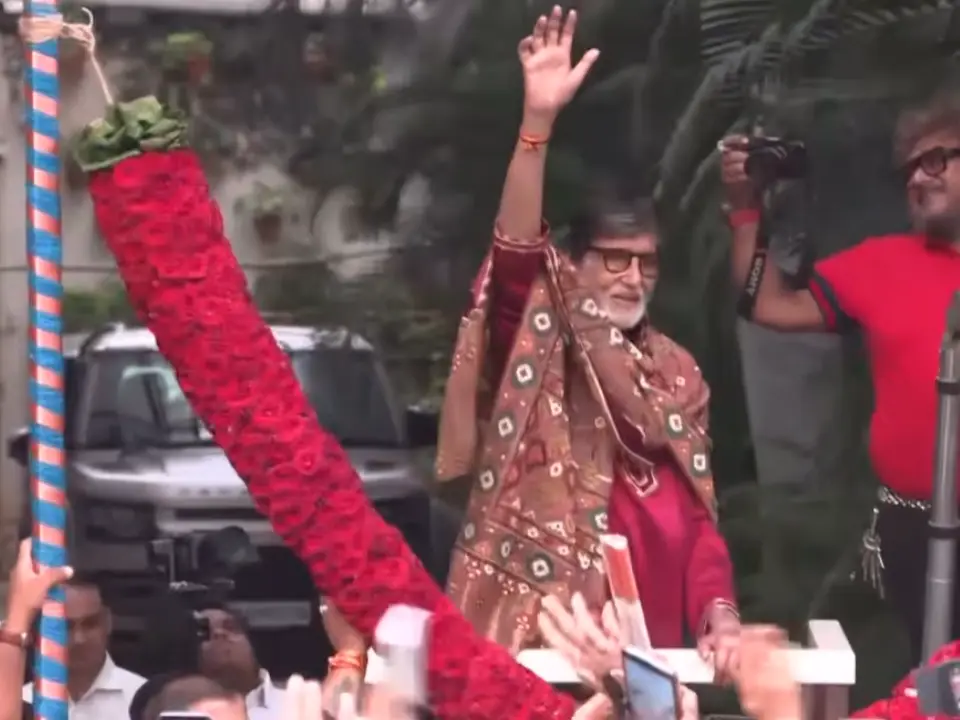 Amitabh Bachchan celebrates birthday with fans at Jalsa during Sunday darshan | Watch