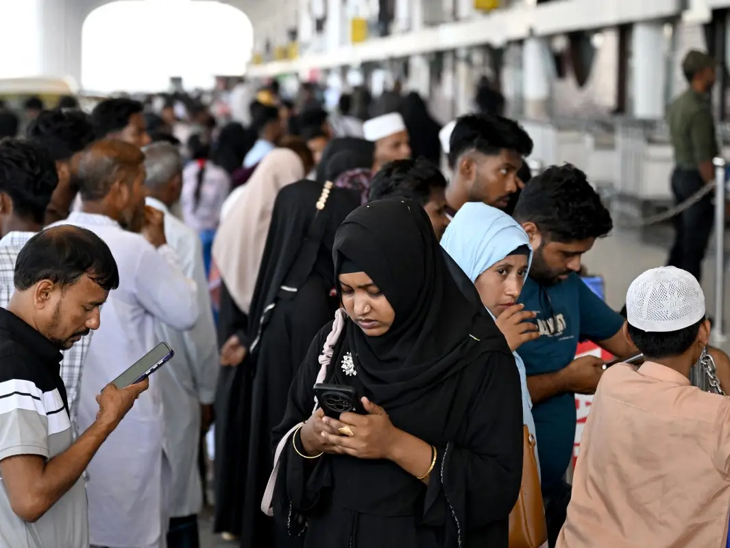 Houthis warns US of 'painful response' if Washington joins Saudi war in Yemen as airlines suspend flights to Saudi Arabia