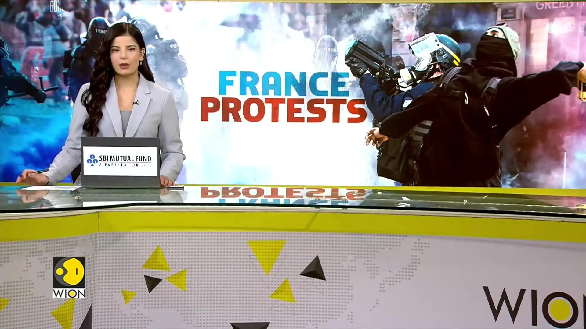 France protests: Almost 1,000 arrested as clashes follow another day of mass protests 