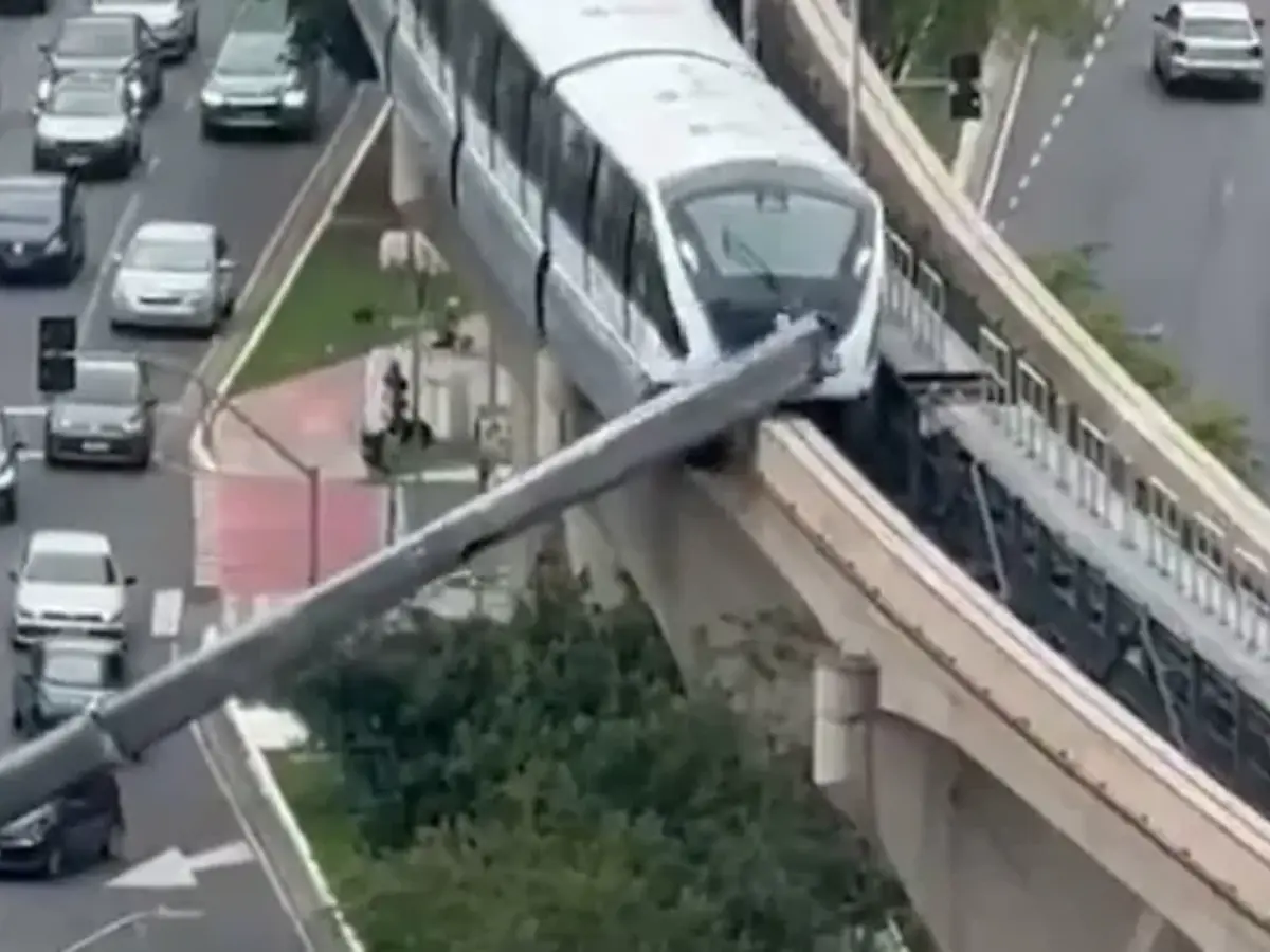 Train crashes into crane on São Paulo monorail line, wreckage falls onto busy road | VIDEO