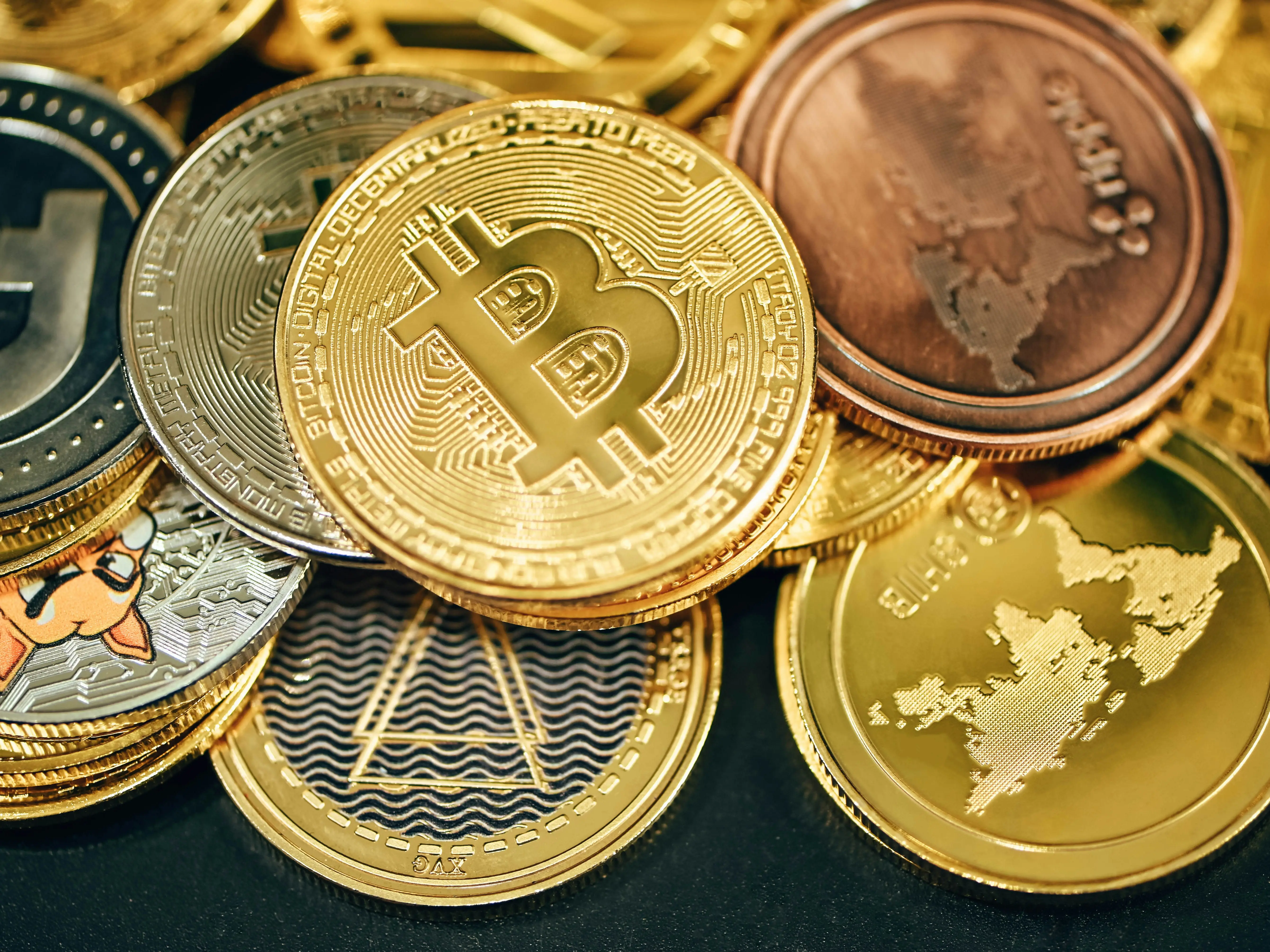 Binance under cyberattack? Crypto giants freeze more than $2.5 billion as Bitcoin drops over 3%. What's happening?
