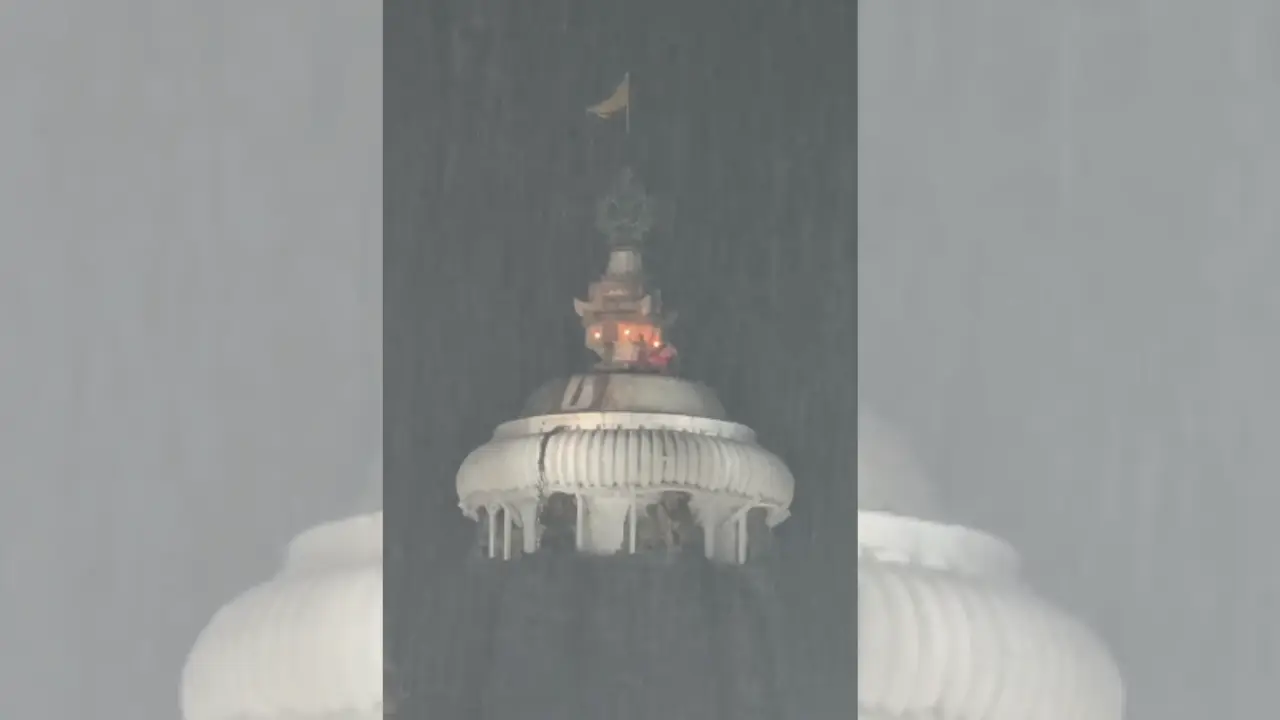 214ft-high Lord Jagannath Temple flag changed amid heavy rain from Cyclone Arnab - Watch
