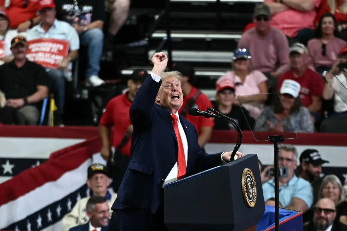 'Shut up, shut up. Dope. Shut up. Loser': Trump lashes out while getting heckled again | WATCH