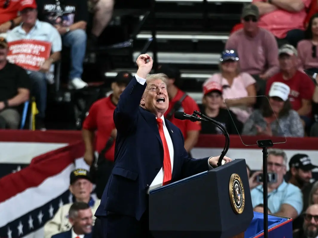 'Shut up, shut up. Dope. Shut up. Loser': Trump lashes out while getting heckled again | WATCH